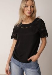 Czarna Bluzka Ozdobiona Ażurowymi Rękawkami Kelnila. Czarne bluzki damskie Born2be, m, w ażurowe wzory, z jeansu, biznesowe, bez kołnierzyka, bez ramiączek. Za 59.99 zł.