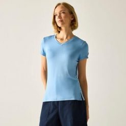 Damska koszulka z krótkim rękawem i dekoltem w serek Elkie. Niebieskie t-shirty damskie Regatta, bez wzorów, z elastanu, bez kołnierzyka. Za 119.99 zł.