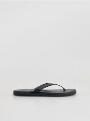 Skórzane klapki - czarny. Czarne klapki i japonki męskie Reserved, ze skóry. Za 139.99 zł.