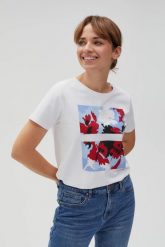 Bawełniany t-shirt z nadrukiem biały. Białe t-shirty damskie MOODO, s, bez wzorów, z bawełny, bez kołnierzyka. W wyprzedaży za 29.99 zł.