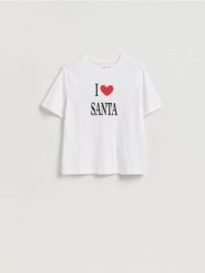 T-shirt ze świątecznym motywem - biały. Białe t-shirty damskie Reserved, l, bez wzorów, z bawełny, bez kołnierzyka. Za 39.99 zł.