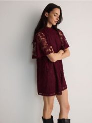 Koronkowa sukienka mini - bordowy. Czerwone sukienki damskie Reserved, l, bez wzorów, z dzianiny, bez kołnierzyka, bez ramiączek, mini. W wyprzedaży za 109.99 zł.