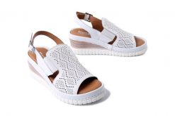 ARTIKER RELAKS 56C0930 biały, sandały damskie. Białe sandały damskie Artiker Relaks, bez wzorów, bez obcasa, na koturnie. Za 181.93 zł.