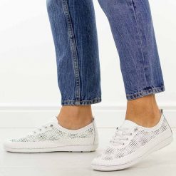 Białe ażurowe skórzane półbuty damskie S.Barski 7083. Białe półbuty damskie S.BARSKI, w ażurowe wzory, z jeansu, casualowe, z okrągłym noskiem, bez obcasa, na płaskiej podeszwie. Za 229.00 zł.