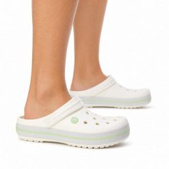 Klapki chodaki damskie sportowe Crocs CROCBAND. Zielone klapki damskie Crocs, bez wzorów, z materiału, bez obcasa. Za 219.00 zł.