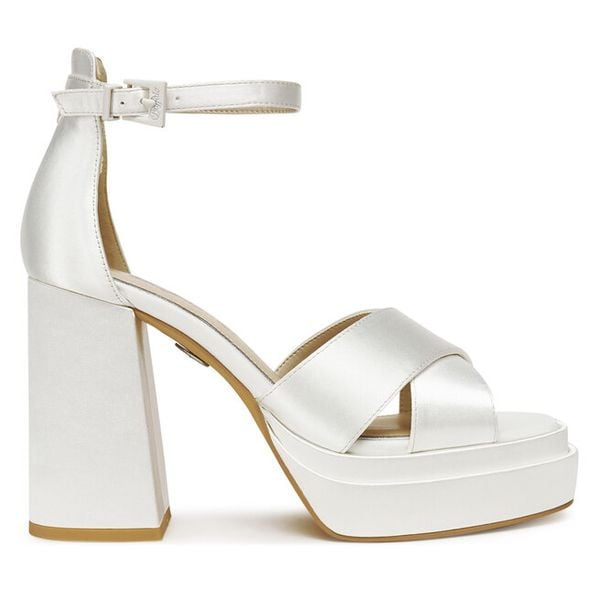 Sandały Buffalo. Białe sandały damskie Buffalo, bez wzorów, bez obcasa, na słupku. Za 429.99 zł.