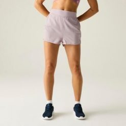 Damskie spodenki terenowe. Czerwone szorty damskie Dare 2b, bez wzorów, z poliesteru, sportowe. W wyprzedaży za 159.99 zł.