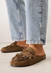 Ciemnobeżowe Klapki VICES Mule Ozdobione Frędzlami Koralikami i Kokardą Eathelena. Brązowe klapki damskie Renee, bez wzorów, bez obcasa, na płaskiej podeszwie. Za 119.99 zł.