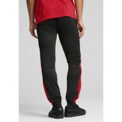 Męskie spodnie AC Milan ftblNRGY+ PUMA Black For All Time Red. Czarne spodnie dresowe męskie Puma, z aplikacjami, z dresówki. W wyprzedaży za 199.00 zł.