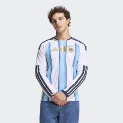 Argentina 26 Home Replica Koszulka z długim rękawem. Białe koszulki męskie z długim rękawem Adidas. Za 479.00 zł.