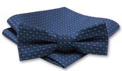 Elegancka Mucha Męska - Alties - Wzór w Odcienie Granatu. Niebieskie krawaty i muchy męskie Alties, bez wzorów, eleganckie. Za 54.00 zł.