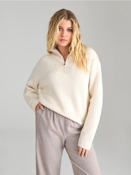 Sweter - kremowy. Białe golfy damskie Sinsay, l, z materiału, bez kołnierzyka. Za 69.99 zł.