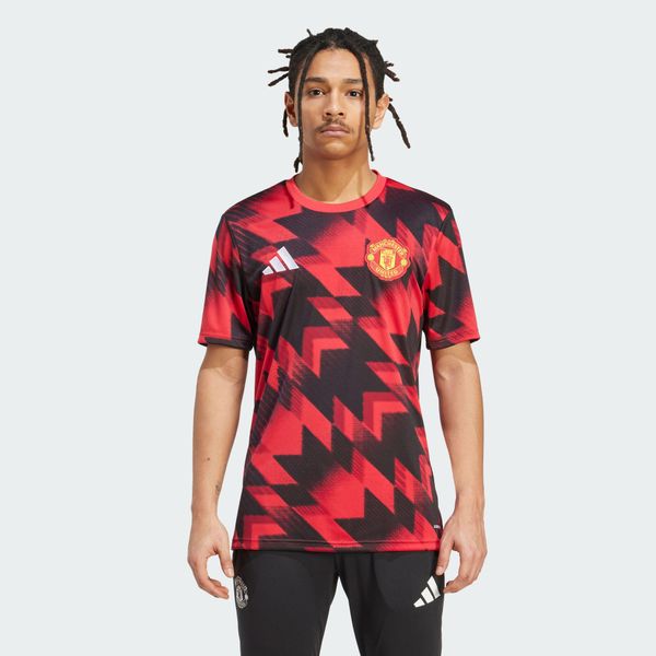 Koszulka przedmeczowa Manchester United 25/26. Czerwone t-shirty sportowe męskie Adidas, bez ramiączek, do piłki nożnej. Za 299.00 zł.