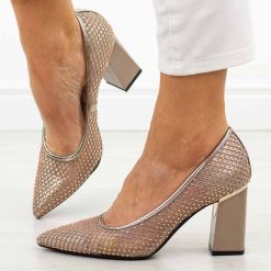 Beżowe czółenka damskie na słupku Vinceza 62211. Brązowe czółenka damskie VINCEZA, bez wzorów, ze skóry, bez obcasa, na słupku. Za 179.00 zł.