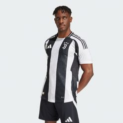 Koszulka Juventus 24/25 Home Authentic. Białe t-shirty sportowe męskie Adidas, l, z materiału, bez ramiączek, do piłki nożnej. W wyprzedaży za 559.20 zł.