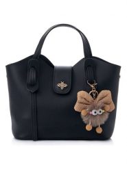 Lucky Bees Torebka "Celeste" w kolorze czarnym - 25 x 21 x 11 cm rozmiar: onesize. Czarne torebki klasyczne damskie Lucky Bees, bez wzorów, z materiału, bez dodatków. Za 105.38 zł.