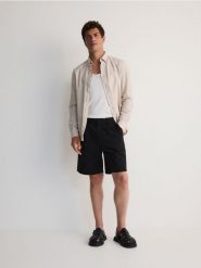 Gładkie szorty loose fit - czarny. Czarne szorty męskie Reserved, bez wzorów, z bawełny. W wyprzedaży za 69.99 zł.