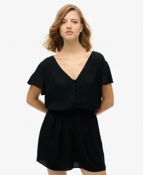 Superdry Krótki kombinezon z nadrukiem, 100% wiskoza, czarny. Czarne kombinezony damskie Superdry., bez wzorów, z materiału, bez kołnierzyka, bez ramiączek, krótkie. Za 279.65 zł.