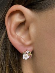 Les Petites Précieuses Pozłacane kolczyki-wkrętki z masą perłowa i cyrkoniami rozmiar: onesize. Białe kolczyki damskie Les Petites Précieuses, z cyrkonią, pozłacane. Za 157.73 zł.