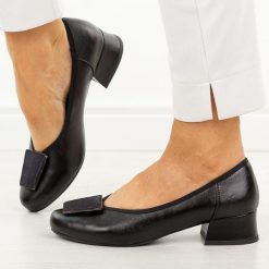 Czarne czółenka damskie na obcasie M.Daszyński Sa279-1. Czarne czółenka damskie M.Daszyński, z aplikacjami, ze skóry, z okrągłym noskiem, bez obcasa, na obcasie. Za 199.00 zł.