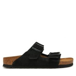 Klapki Birkenstock. Czarne klapki damskie Birkenstock, bez wzorów, bez obcasa. Za 399.99 zł.