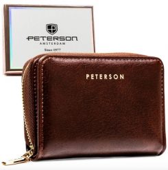 Brązowy portfel damski ze skóry ekologicznej wyposażony w system RFID - Peterson. Brązowe portfele damskie Peterson, bez wzorów, ze skóry ekologicznej. Za 49.29 zł.