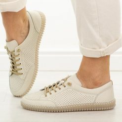 Beżowe ażurowe skórzane półbuty damskie Vinceza 79598. Brązowe półbuty damskie VINCEZA, w ażurowe wzory, z jeansu, casualowe, z okrągłym noskiem, bez obcasa, na płaskiej podeszwie. Za 249.00 zł.