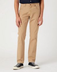 WRANGLER GREENSBORO MĘSKIE SPODNIE MATERIAŁOWE TIGERS EYE W15QDRC20 112334233. Spodnie materiałowe męskie Wrangler, bez wzorów, z materiału. Za 229.99 zł.