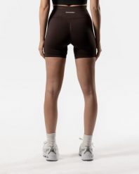 Damskie szorty bezszwowe Reform z wysokim stanem i scrunch – czekoladowy. Brązowe spodenki sportowe damskie AESTHETIC WOLF, m, z dzianiny, do biegania. Za 159.99 zł.