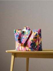 Torba materiałowa z motywem kwiatowym - różowy. Czerwone torebki klasyczne damskie Sinsay, bez wzorów, z materiału, bez dodatków. Za 35.99 zł.