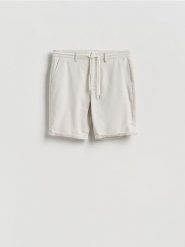 Szorty regular z domieszką lnu - jasnoszary. Szare szorty męskie Reserved, z tkaniny, bez kołnierzyka. Za 129.99 zł.