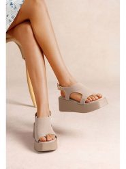 Foreverfolie Sandały w kolorze khaki na koturnie rozmiar: 40. Brązowe sandały damskie Foreverfolie, bez wzorów, bez obcasa, na koturnie. Za 121.99 zł.