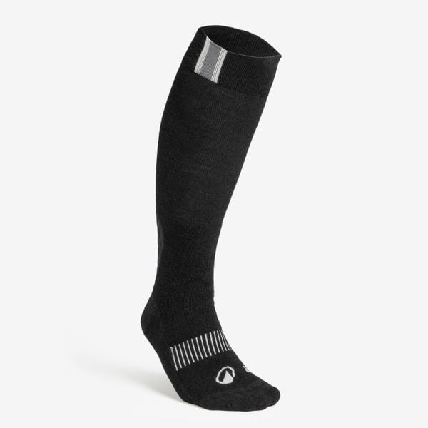 Ciepłe skarpety jeździeckie dla dorosłych czarne. Czarne skarpetki damskie Decathlon, bez wzorów, z materiału. Za 39.99 zł.