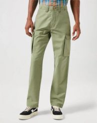 WRANGLER MESKIE SPODNIE MATERIAŁOWE BOJÓWKI CASEY JONES CARGO OLIVE 112350893 W1C2017995. Zielone spodnie materiałowe męskie Wrangler, bez wzorów, z materiału. Za 189.99 zł.