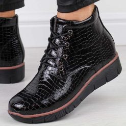 Czarne botki damskie na koturnie Filippo Dbt3169/25 Skóra Lakier. Czarne botki damskie Filippo, na jesień, z lakierowanej skóry, eleganckie, z okrągłym noskiem, bez obcasa, na koturnie, bez zapięcia. Za 289.00 zł.