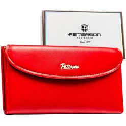 Czerwony, gładki portfel damski ze skóry ekologicznej zamykany na zatrzask magnetyczny - Peterson. Czerwone portfele damskie Peterson, bez wzorów, ze skóry ekologicznej. Za 94.99 zł.