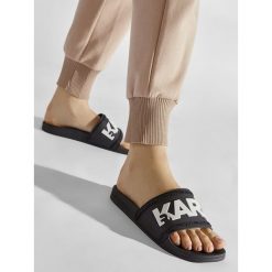 Klapki KARL LAGERFELD. Czarne klapki damskie Karl Lagerfeld, bez wzorów, bez obcasa. Za 234.99 zł.