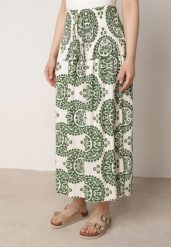 Ciemnozielona Rozkloszowana Spódnica z Wiskozy z Wysokim Stanem i Etnicznym Wzorem Ari. Zielone spódniczki damskie Born2be, z aplikacjami, z wiskozy, biznesowe, z podwyższonym stanem, midi, dopasowane. Za 59.99 zł.