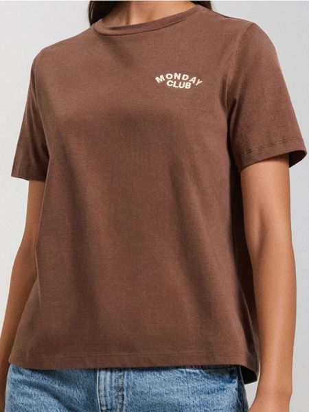 Koszulka z drobnym napisem - brązowy. Brązowe t-shirty damskie Sinsay, l, bez wzorów, bez kołnierzyka. W wyprzedaży za 19.99 zł.