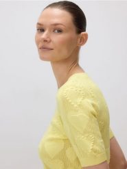 Sweter z ozdobnymi detalami - jasnożółty. Żółte swetry klasyczne damskie Reserved, l, z dzianiny, bez kołnierzyka. W wyprzedaży za 69.99 zł.