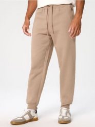 Spodnie - brązowy. Brązowe spodnie materiałowe męskie Sinsay, bez wzorów. Za 59.99 zł.