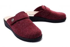 DR. BRINKMANN 700081-41 bordeaux, kapcie/klapki damskie. Czerwone klapki damskie Dr. Brinkmann, bez wzorów, z materiału, bez obcasa. Za 242.17 zł.