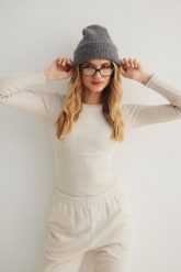 Dopasowany top z długim rękawem w kolorze LATTE MELANGE - MOODY-XS. Brązowe topy damskie Marsala, xs, bez wzorów, z bawełny, bez kołnierzyka. Za 129.90 zł.