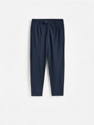Spodnie chino slim - granatowy. Niebieskie spodnie materiałowe męskie Reserved, bez wzorów, z wiskozy. Za 129.99 zł.