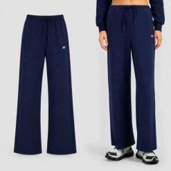 SPODNIE DRESOWE DAMSKIE 4F Z SZEROKĄ NOGAWKĄ SPORTOWE NIEBIESKIE. Niebieskie spodnie sportowe damskie 4f, xl, z bawełny, na fitness i siłownię. Za 159.99 zł.
