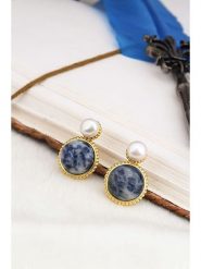 L'Atelier de Gaia Pozłacane kolczyki z perłami i sodalitami rozmiar: onesize. Białe kolczyki damskie L'Atelier de Gaia, z perłą, pozłacane. Za 109.00 zł.