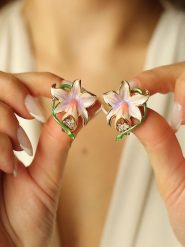 Pierres de Jade Pozłacane kolczyki-wkrętki z cyrkoniami rozmiar: onesize. Różowe kolczyki damskie Pierres de Jade, z cyrkonią, pozłacane. Za 39.99 zł.