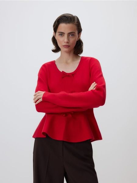 Sweter z kokardkami - czerwony. Czerwone swetry klasyczne damskie Reserved, l, z dzianiny, bez kołnierzyka. Za 119.99 zł.