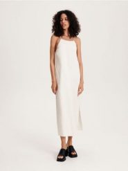 Sukienka midi z rozcięciem - złamana biel. Sukienki damskie Reserved, na co dzień, l, bez wzorów, z bawełny, bez kołnierzyka, bez ramiączek, midi, proste. W wyprzedaży za 59.99 zł.