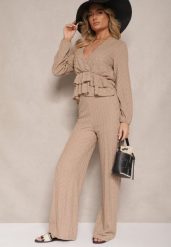 Jasnobrązowy Komplet z Tłoczeniami Bluzka z Falbaną i Szerokie Spodnie Kilinne. Brązowe spodnie materiałowe damskie Renee, bez wzorów, z materiału, eleganckie. Za 139.99 zł.